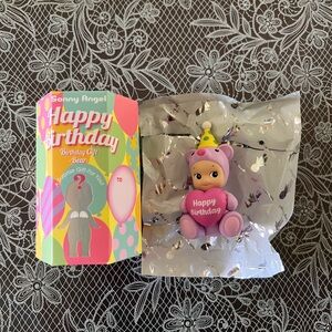 Sonny Angel “Birthday Gift Bear” series- Heart Hug